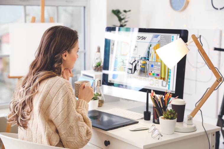 Femme qui travaille dans une entreprise et aide les gens.